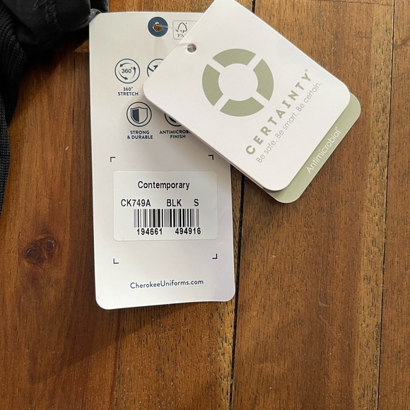 Cherokee contemporary scrub top 3 button black small - Picture 9 of 9